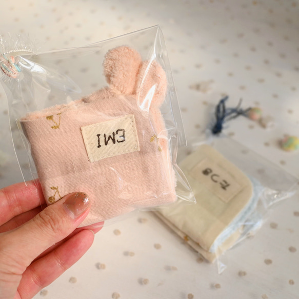 ネーム入れ　名入れ可♪miniうさちゃん　タオルハンカチ☆（ホワイト×うさぎのぬいぐるみ柄） 17枚目の画像