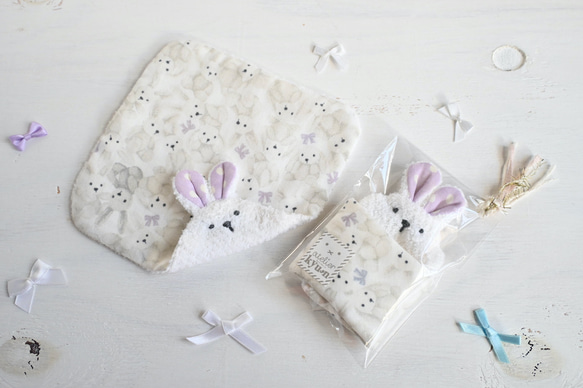 ネーム入れ　名入れ可♪miniうさちゃん　タオルハンカチ☆（ホワイト×うさぎのぬいぐるみ柄） 1枚目の画像