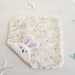 ネーム入れ　名入れ可♪miniうさちゃん　タオルハンカチ☆（ホワイト×うさぎのぬいぐるみ柄） 2枚目の画像