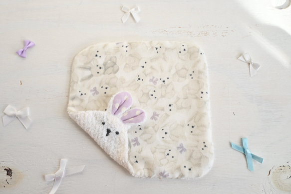 ネーム入れ　名入れ可♪miniうさちゃん　タオルハンカチ☆（ホワイト×うさぎのぬいぐるみ柄） 2枚目の画像