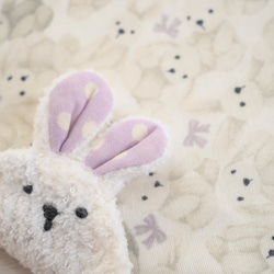 ネーム入れ　名入れ可♪miniうさちゃん　タオルハンカチ☆（ホワイト×うさぎのぬいぐるみ柄） 3枚目の画像