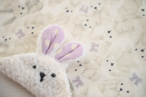 ネーム入れ　名入れ可♪miniうさちゃん　タオルハンカチ☆（ホワイト×うさぎのぬいぐるみ柄） 3枚目の画像