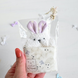 ネーム入れ　名入れ可♪miniうさちゃん　タオルハンカチ☆（ホワイト×うさぎのぬいぐるみ柄） 9枚目の画像