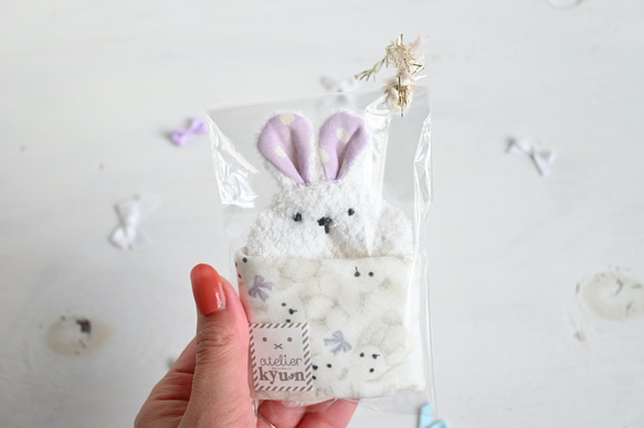 ネーム入れ　名入れ可♪miniうさちゃん　タオルハンカチ☆（ホワイト×うさぎのぬいぐるみ柄） 9枚目の画像