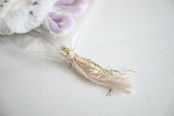 ネーム入れ　名入れ可♪miniうさちゃん　タオルハンカチ☆（ホワイト×うさぎのぬいぐるみ柄） 8枚目の画像