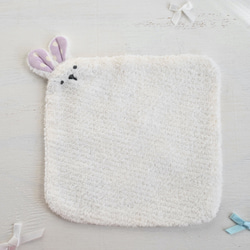 ネーム入れ　名入れ可♪miniうさちゃん　タオルハンカチ☆（ホワイト×うさぎのぬいぐるみ柄） 5枚目の画像
