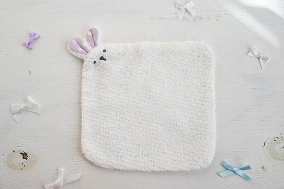 ネーム入れ　名入れ可♪miniうさちゃん　タオルハンカチ☆（ホワイト×うさぎのぬいぐるみ柄） 5枚目の画像