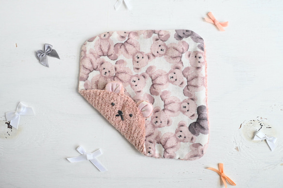 ネーム入れ　名入れ可♪miniくまちゃん　タオルハンカチ☆（くすみピンク×くまのぬいぐるみ柄） 2枚目の画像