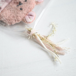 ネーム入れ　名入れ可♪miniくまちゃん　タオルハンカチ☆（くすみピンク×くまのぬいぐるみ柄） 8枚目の画像