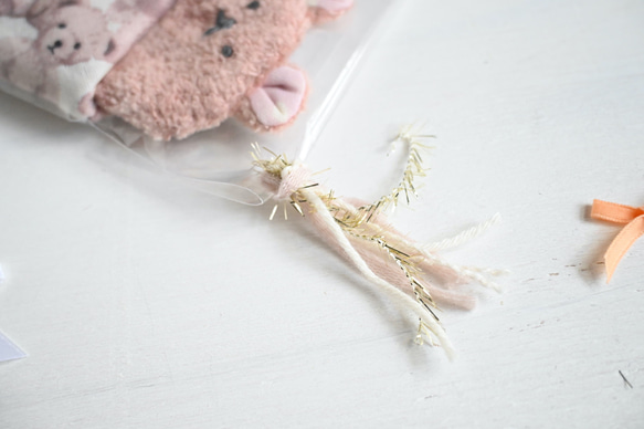 ネーム入れ　名入れ可♪miniくまちゃん　タオルハンカチ☆（くすみピンク×くまのぬいぐるみ柄） 8枚目の画像