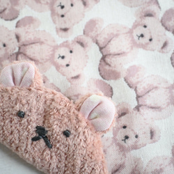 ネーム入れ　名入れ可♪miniくまちゃん　タオルハンカチ☆（くすみピンク×くまのぬいぐるみ柄） 3枚目の画像