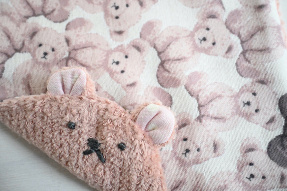 ネーム入れ　名入れ可♪miniくまちゃん　タオルハンカチ☆（くすみピンク×くまのぬいぐるみ柄） 3枚目の画像