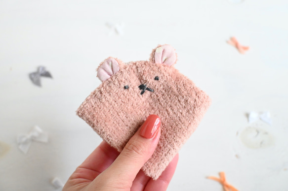 ネーム入れ　名入れ可♪miniくまちゃん　タオルハンカチ☆（くすみピンク×くまのぬいぐるみ柄） 5枚目の画像