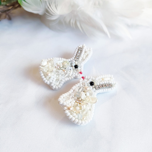 白うさぎさんのブローチ ビーズ刺繍 ブローチ うちの子刺繍🐰らぱんち