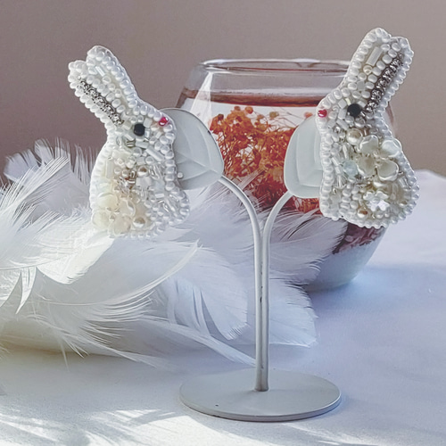 ビーズ刺繍のブローチ -紳士的なウサギ- ブローチ Belva! 通販
