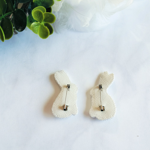 白うさぎさんのブローチ ビーズ刺繍 ブローチ うちの子刺繍🐰ら