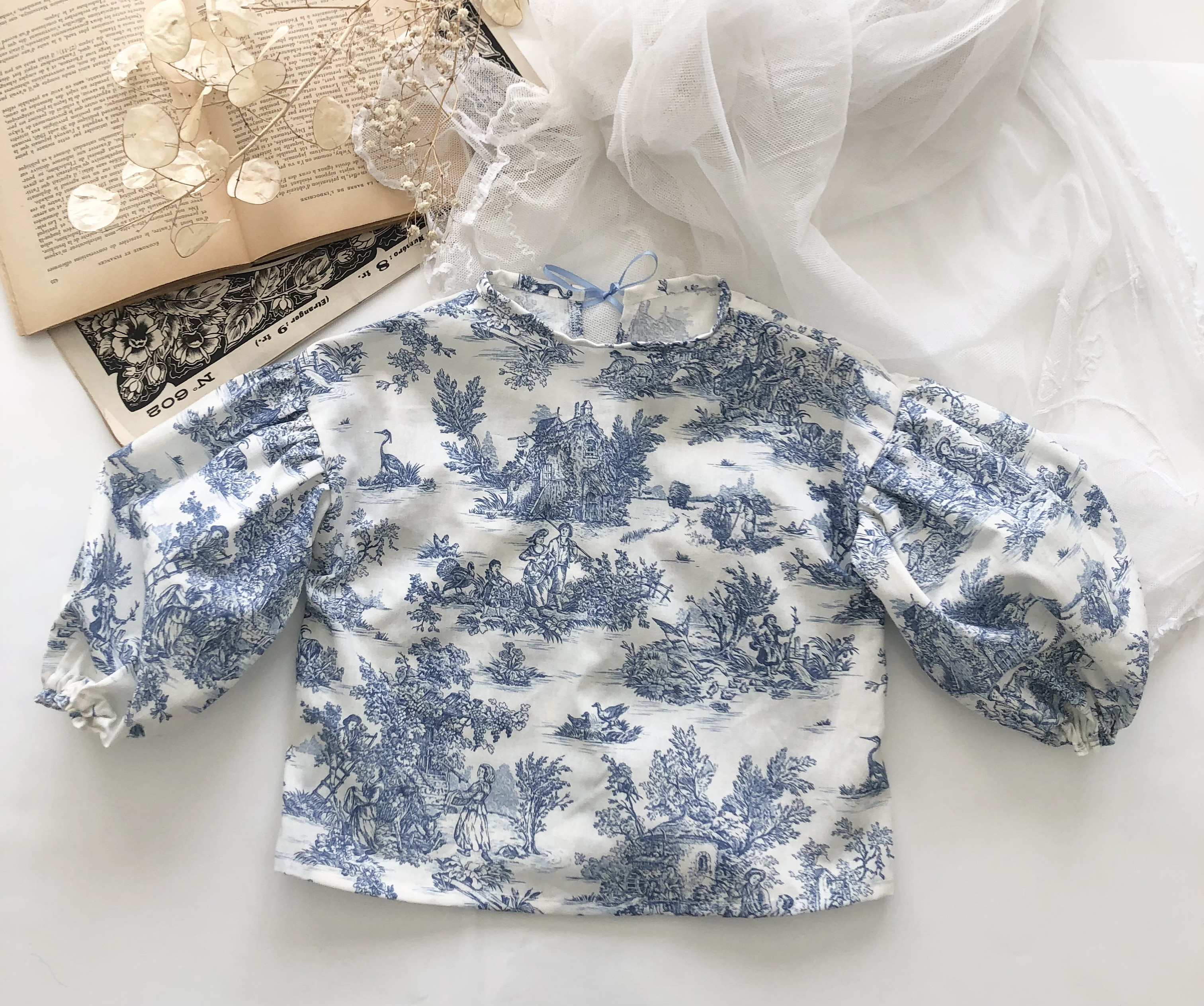 【サイズ80】トワルドジュイのエレガントブラウス　後ろリボン　フレンチブルー