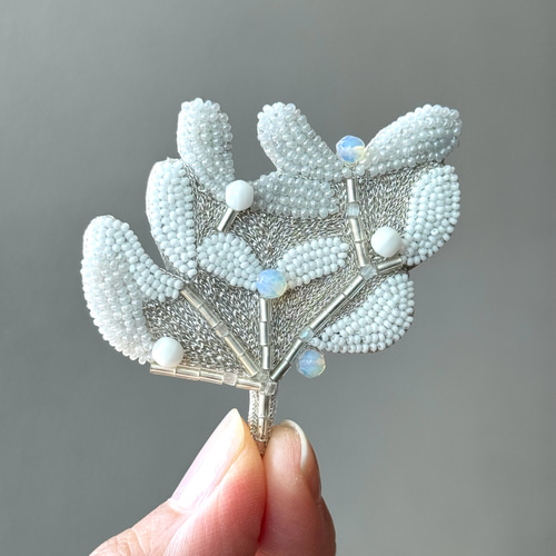 ヤドリギブローチ(スノーホワイト) オートクチュールビーズ刺繍