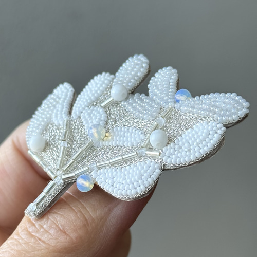 ヤドリギブローチ(スノーホワイト) オートクチュールビーズ刺繍