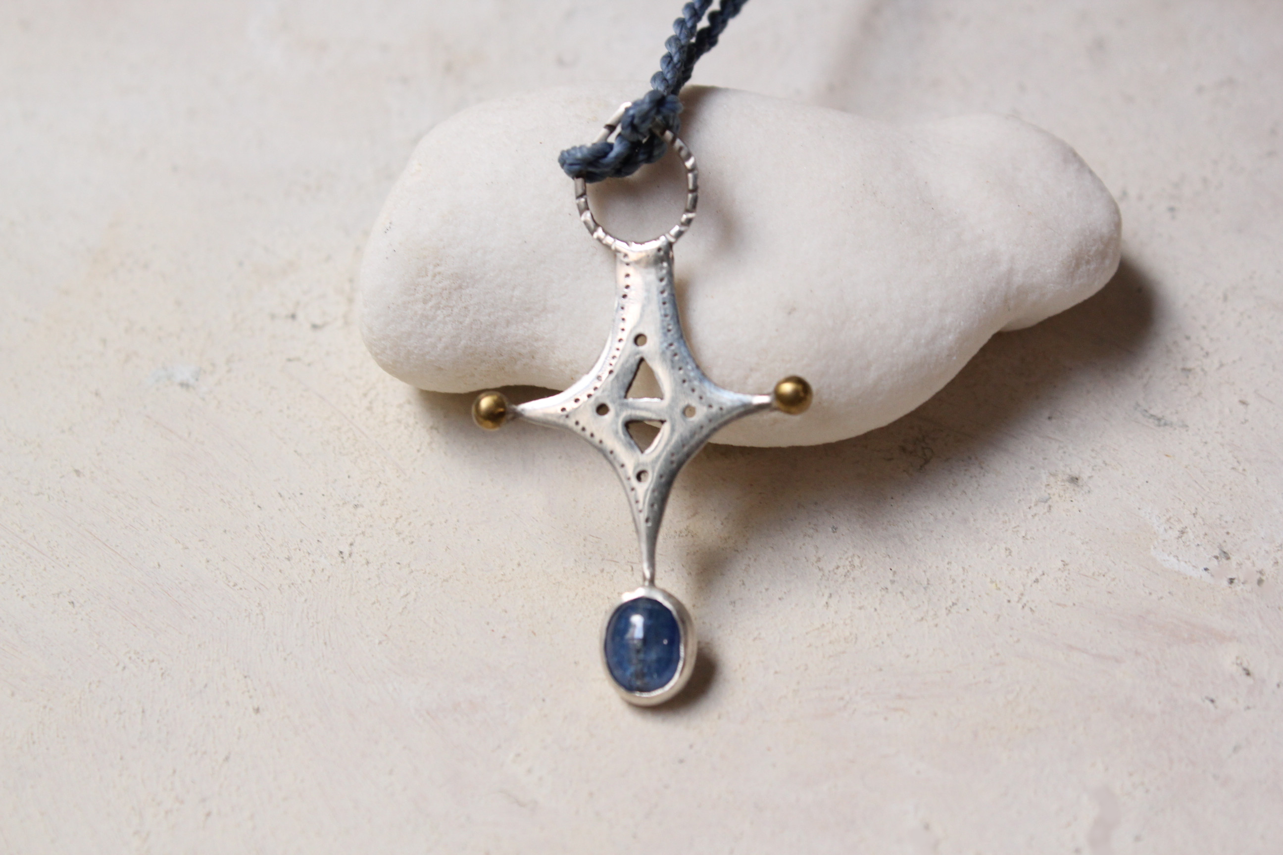 カイヤナイトのアンクネックレス　SV950/マクラメコード/azur