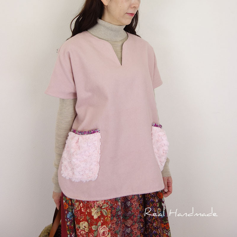 [予約販売] あたたか起毛スモーキーピンク薔薇ファーポケットイレギュラーヘムプルオーバー