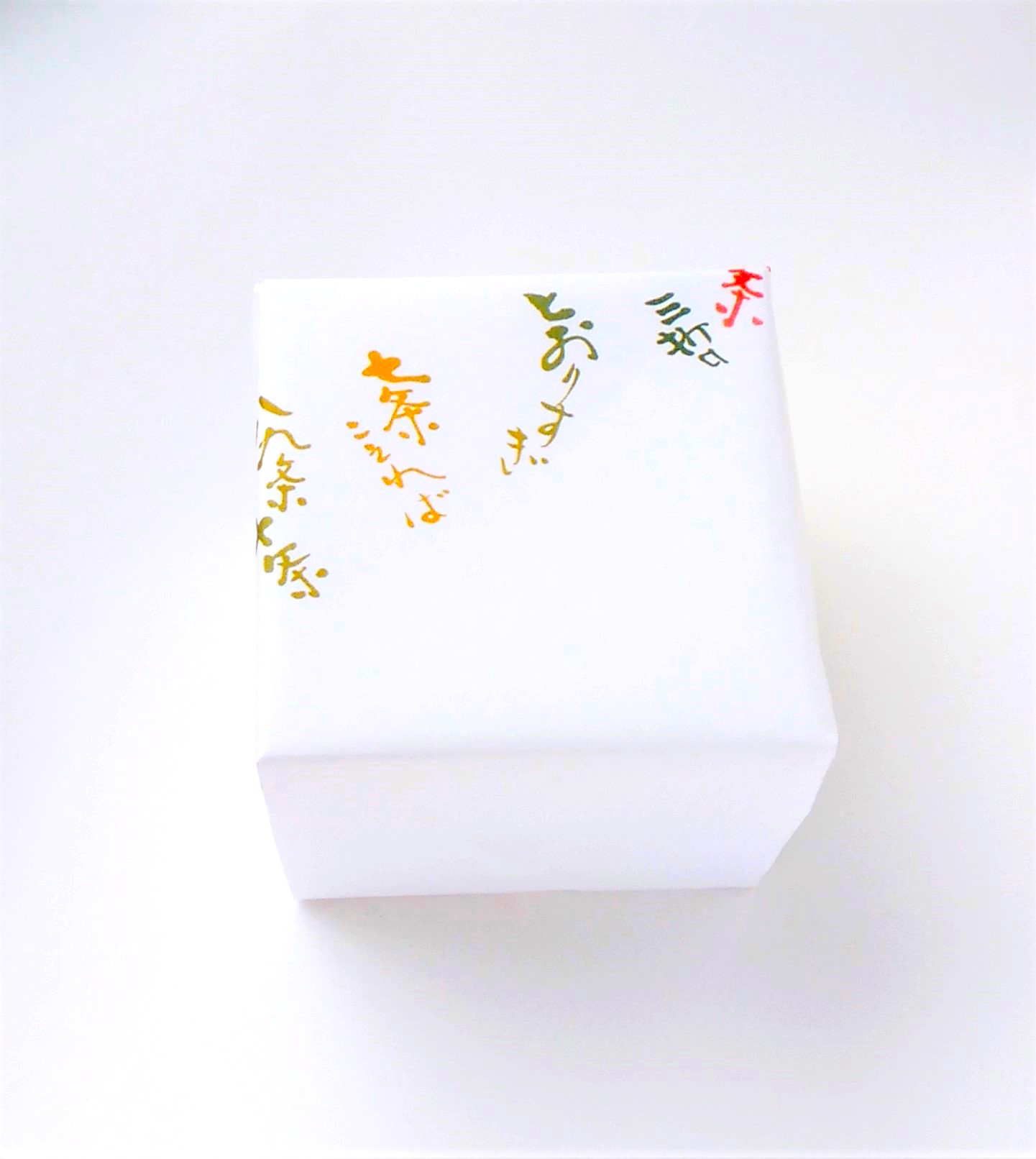 楽しそうに踊るうさぎさんがかわいいお皿　赤彩ノリノリ　6寸皿　陶器