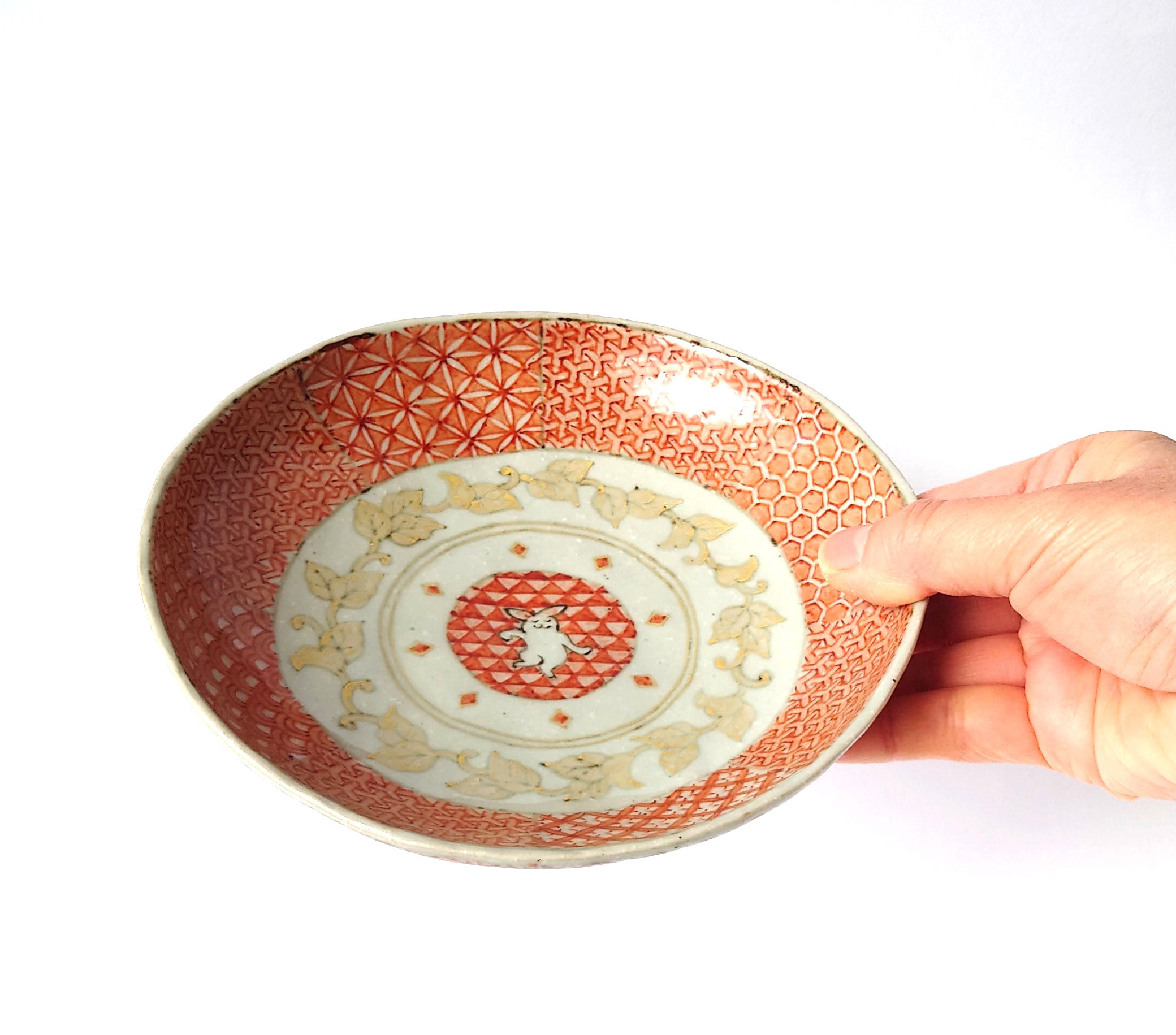 楽しそうに踊るうさぎさんがかわいいお皿　赤彩ノリノリ　6寸皿　陶器