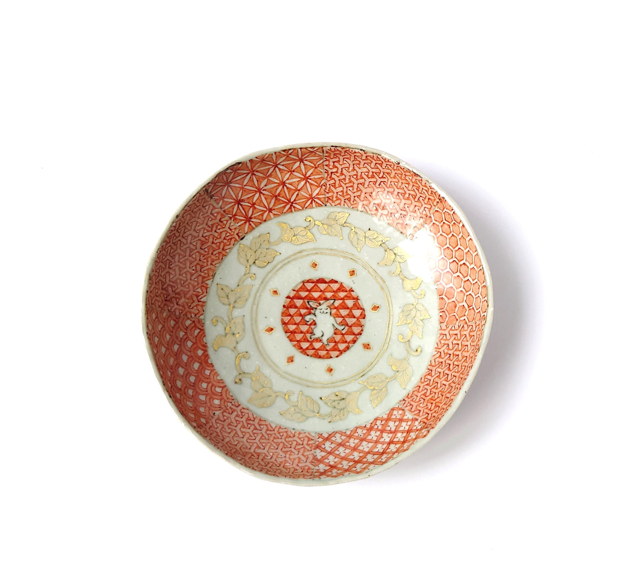 楽しそうに踊るうさぎさんがかわいいお皿　赤彩ノリノリ　6寸皿　陶器