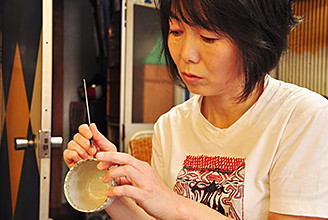 楽しそうに踊るうさぎさんがかわいいお皿　赤彩ノリノリ　6寸皿　陶器