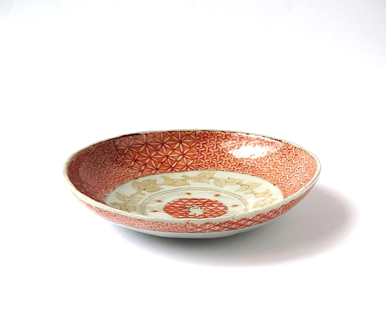 楽しそうに踊るうさぎさんがかわいいお皿　赤彩ノリノリ　6寸皿　陶器