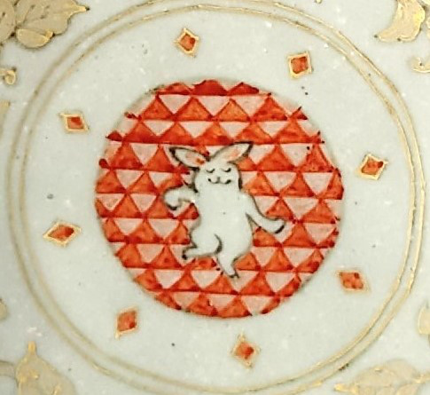 楽しそうに踊るうさぎさんがかわいいお皿　赤彩ノリノリ　6寸皿　陶器