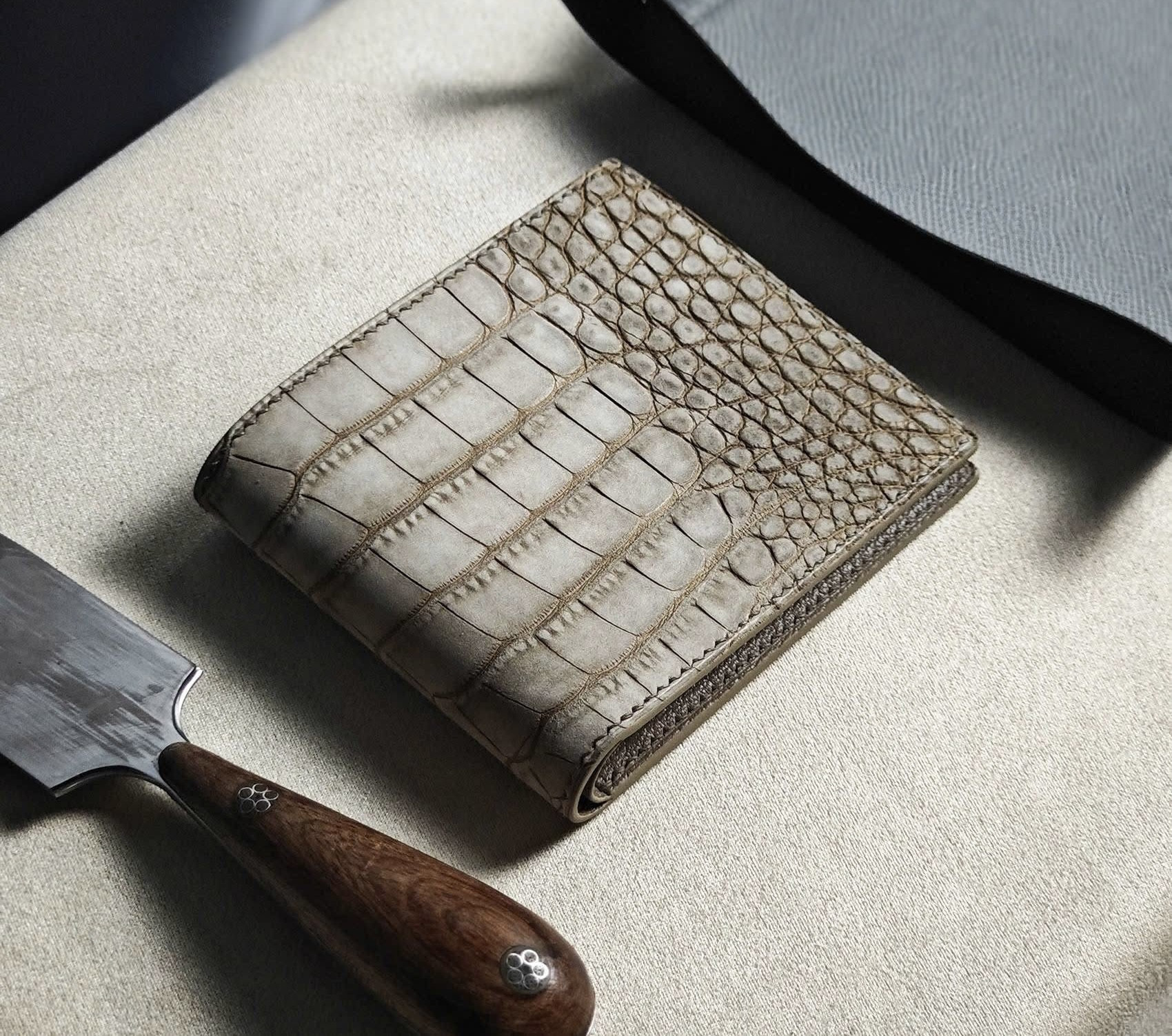 ワニ革使用２つ折り財布　バック仕上げアリゲーター革使用　手縫い商品