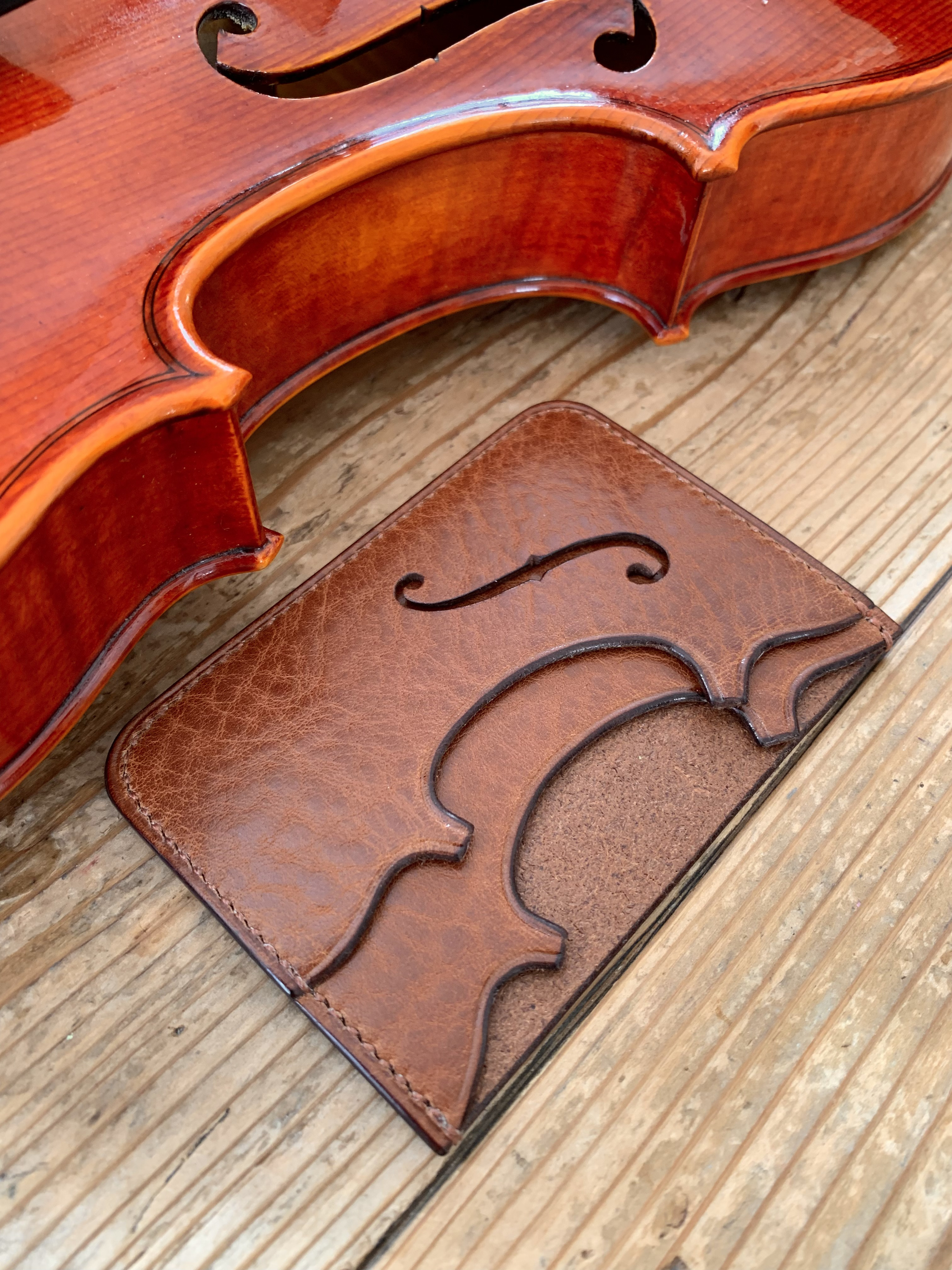 手縫いで創った革のパスケース 『Silva - Topolino 449』