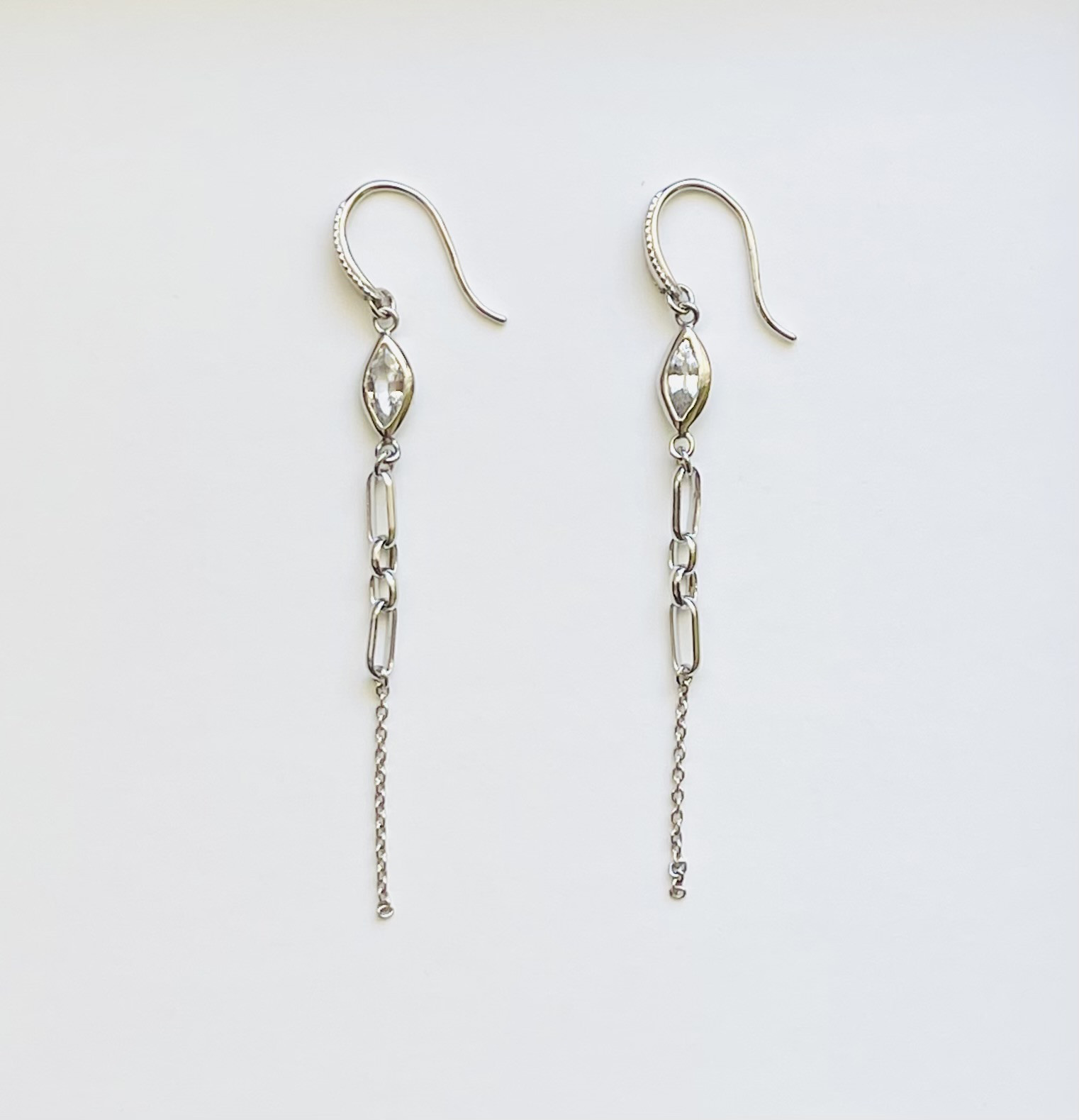 K18WG ホワイトサファイア チェーンピアス