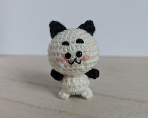 あみぐるみ　猫　黒白　眉毛　ストラップ　特殊　ハンドメイド 2b7d1a6df3bb13335c3a92e54a8a5a