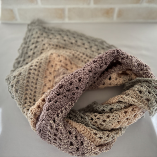 ハンドメイド三角ショール（ピンクグレーグラデーション）マフラー