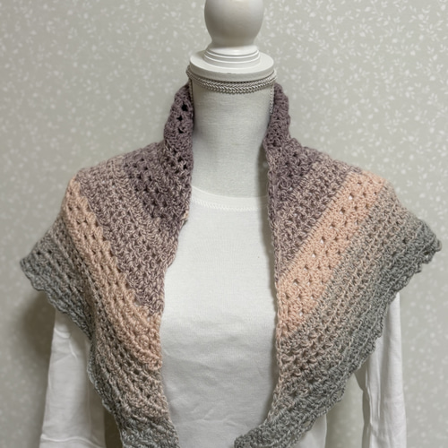 ハンドメイド三角ショール（ピンクグレーグラデーション）マフラー