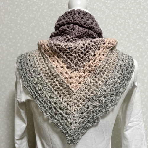 ハンドメイド三角ショール（ピンクグレーグラデーション）マフラー