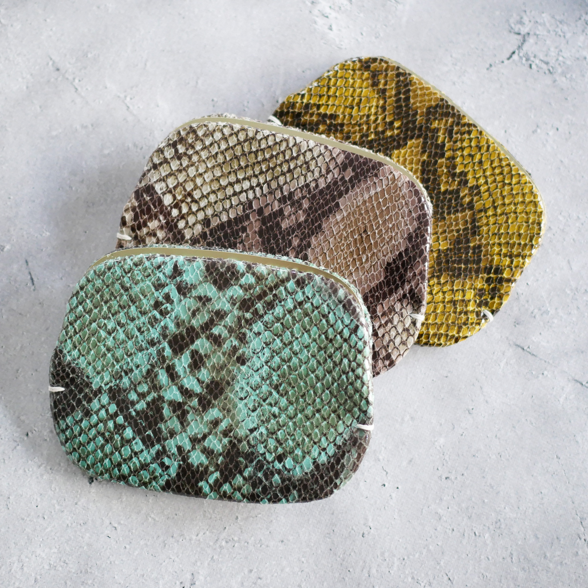 新作➖薄さが嬉しい！ミニマムな「スナップウォレット・M」　パイソン柄ブルー