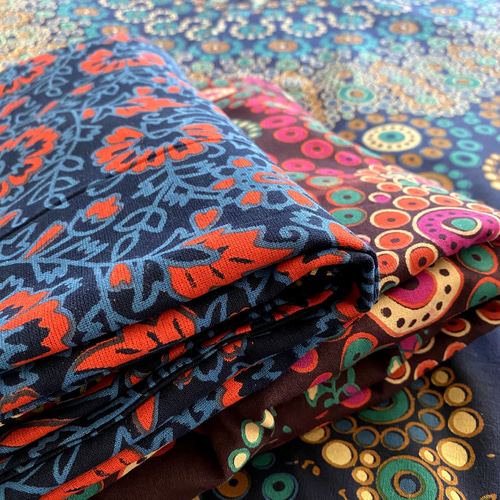 【タスペトリー】インド布　ハンドメイド インドの刺繍古布タペストリー・トーラン - H 生地 roughAsia