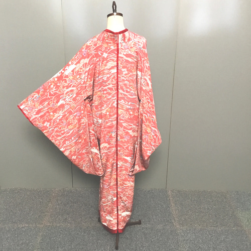 瑞観作　 花柄着物 蝶付き　　日本人形 Amazon | 兜引き 日本人形 振袖 34cm 豪華な朱色 花柄着物 日本