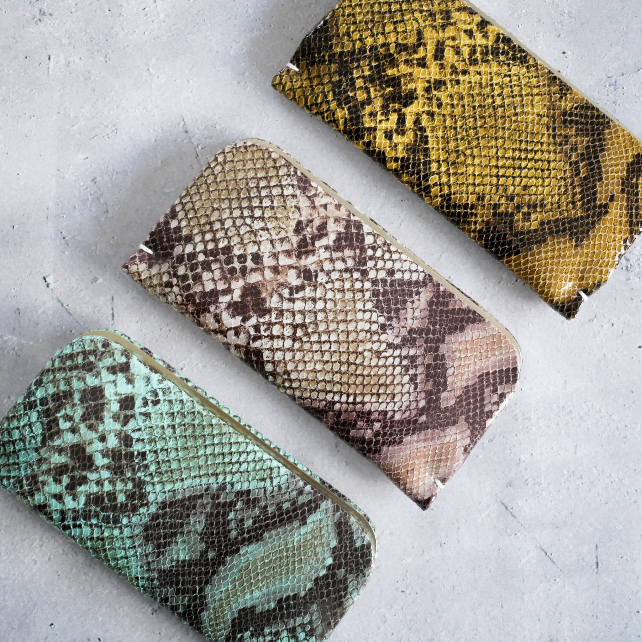 小振りな長財布「スナップウォレット・LONG」 パイソン柄　ベージュ