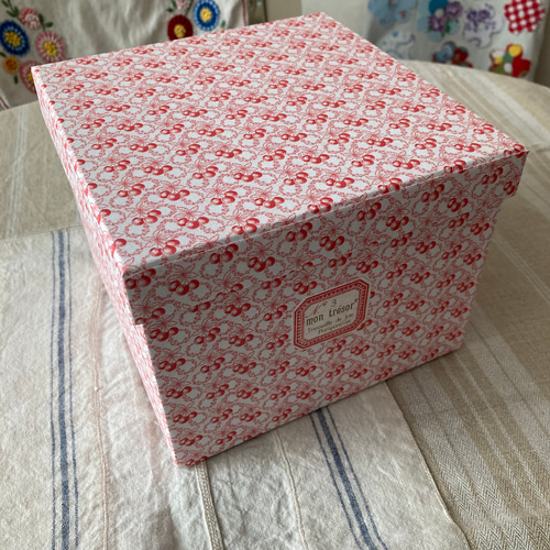 ちっちゃなさくらんぼいっぱいの紙箱* 大きいサイズ フランス