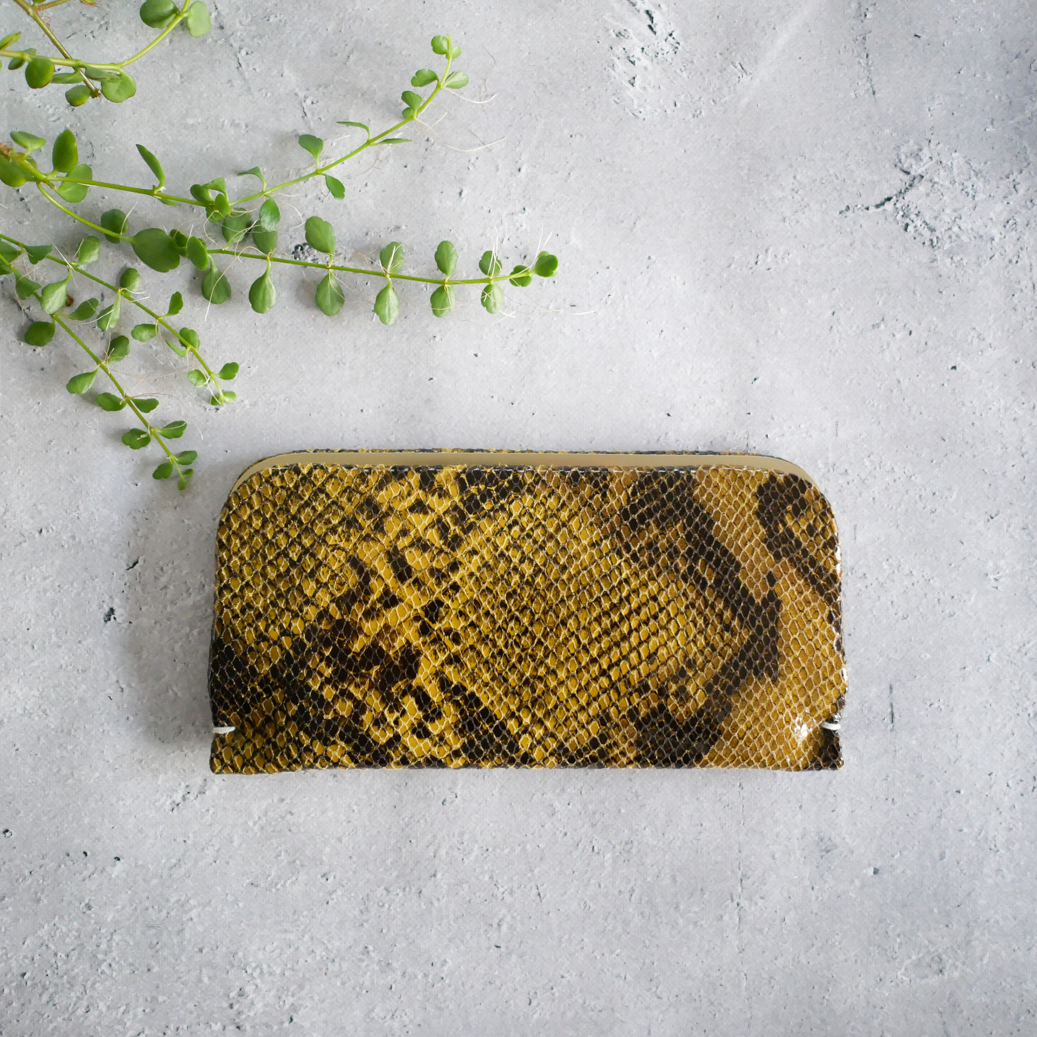 新色➖小振りな長財布「スナップウォレット・LONG」 パイソン柄　イエロー 13,728円