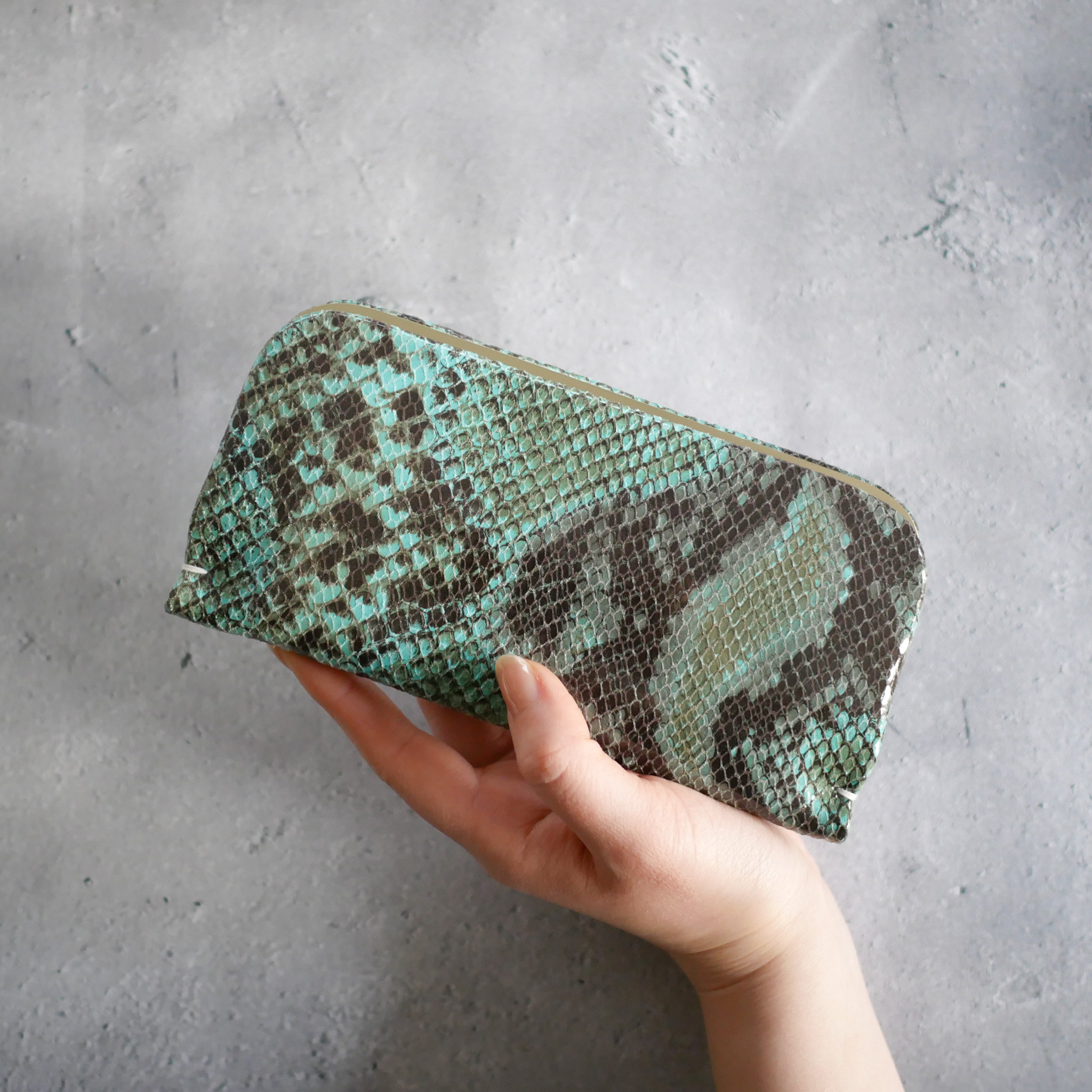 小振りな長財布「スナップウォレット・LONG」 パイソン柄　ブルー