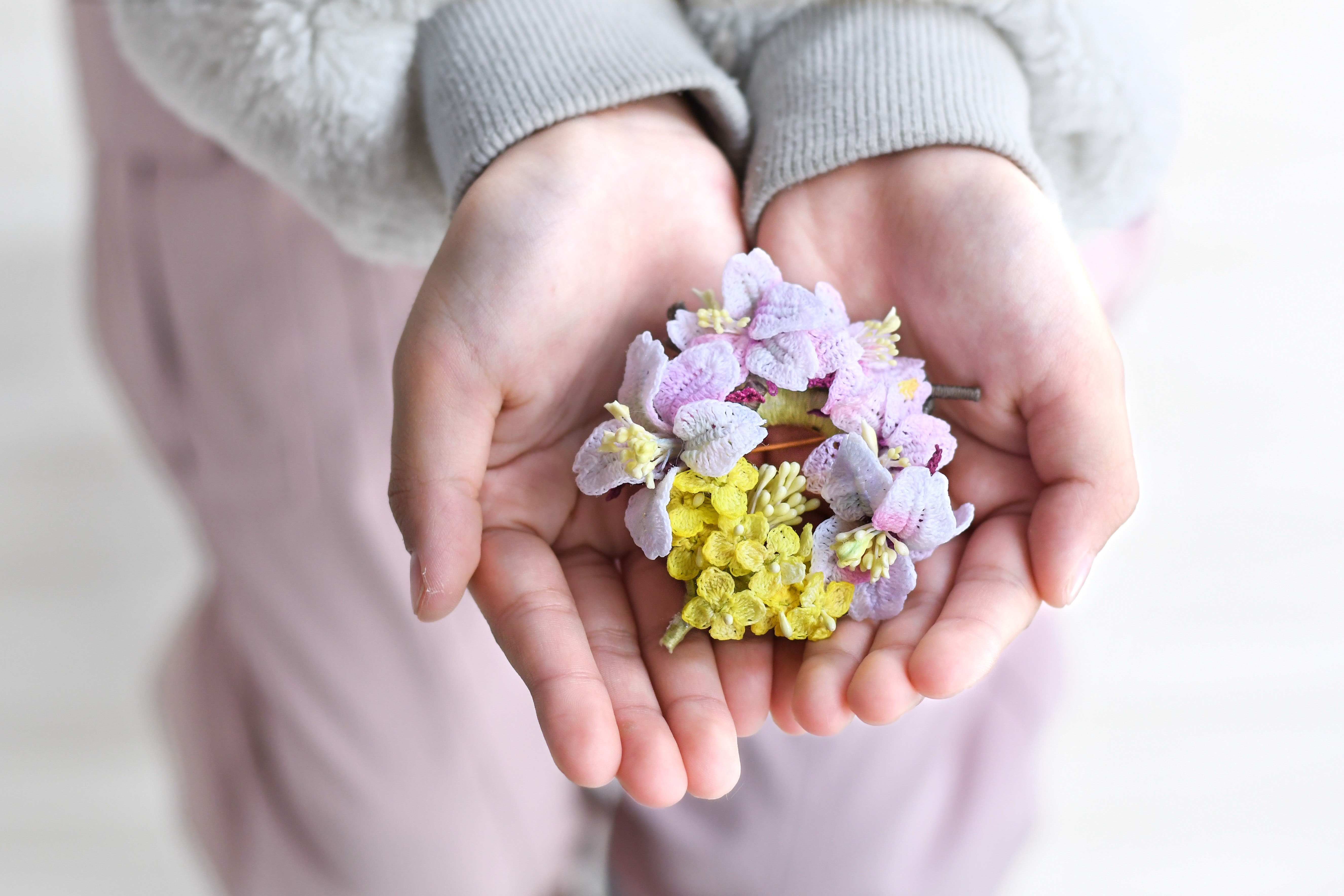 【受注制作12ヶ月】卒入学にも。　リースブローチ　春笑う（桜・菜の花）　　手編み　レース編み