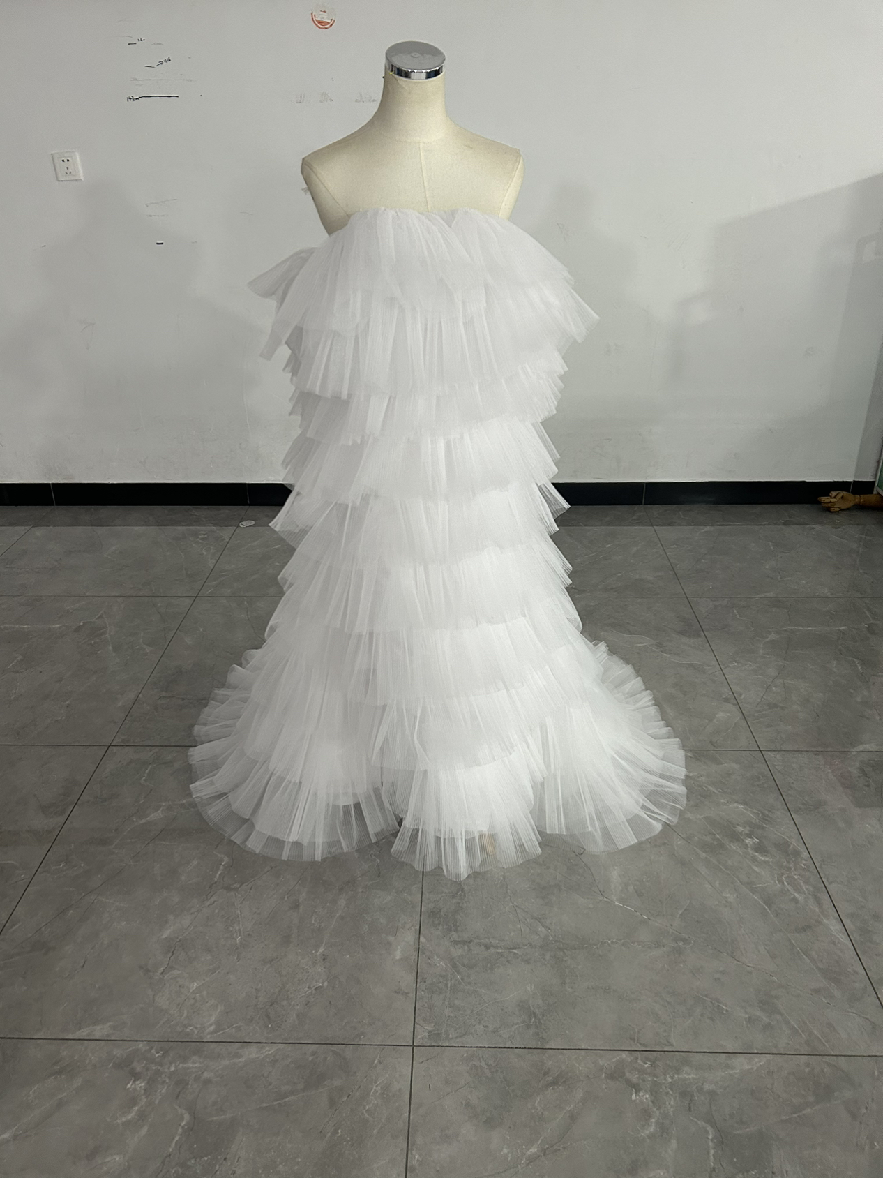 ウエディングドレス ベアトップ 柔らかく重ねたチュールスカート 可愛い 細見えシルエット 前撮り