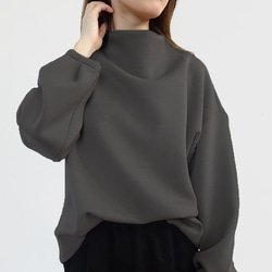 ダブルエアーモックネックプルオーバー〈チャコール〉 1枚目の画像