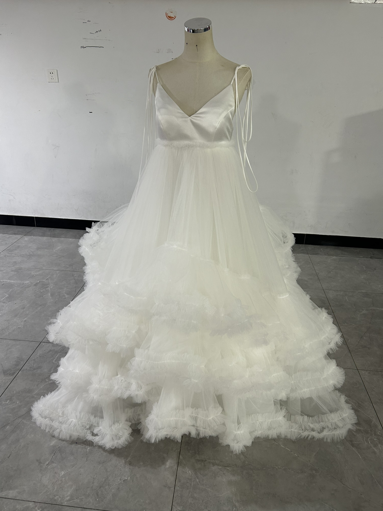豪華！ウエディングドレス Vネック キャミソール ラッフルフリル 可愛い 憧れのドレス 優雅なシルエット 前撮り