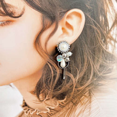 大ぶりピアス/シルバー/パール/ビーズ刺繍/揺れる/ピアス イヤリング